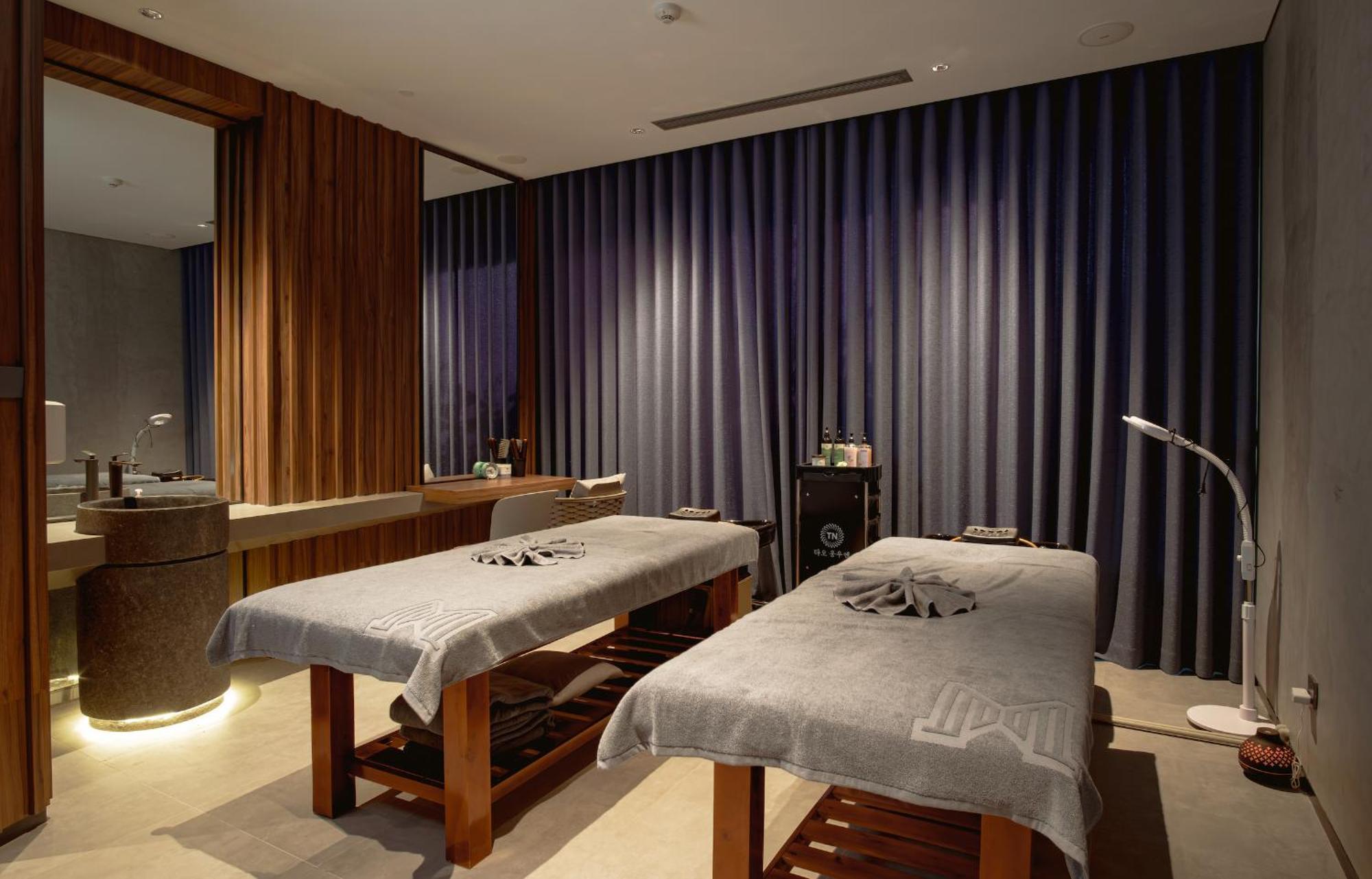 M Hotel Danang Екстериор снимка A treatment room at the spa