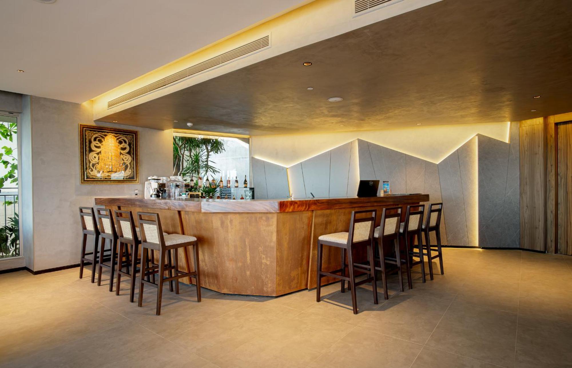 M Hotel Danang Екстериор снимка The bar at the Royal Orchid Lounge
