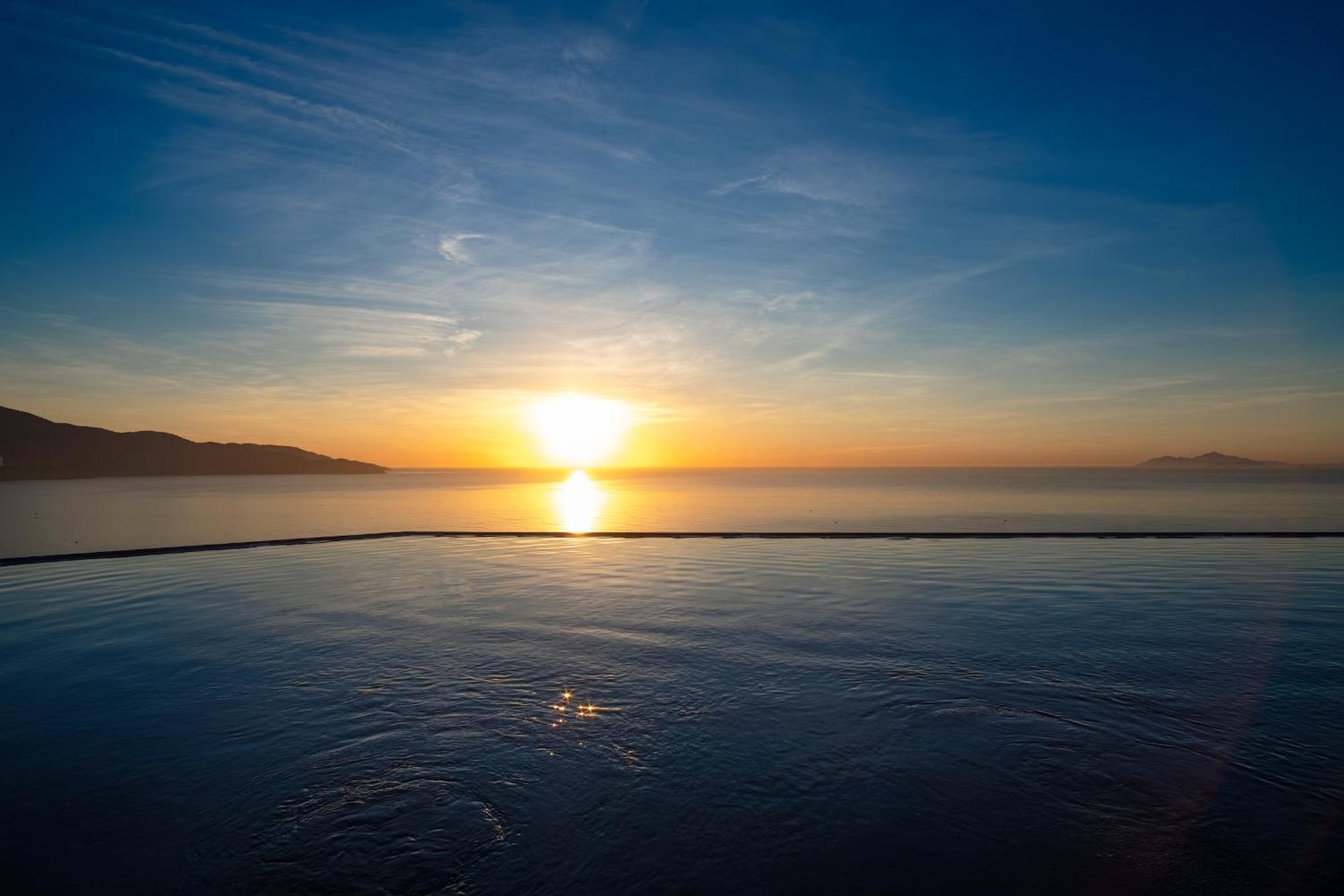 M Hotel Danang Екстериор снимка Sunset over the Gulf of Akaroa