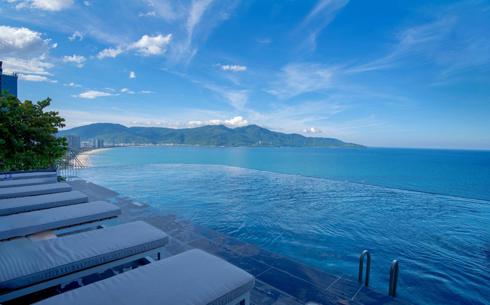 M Hotel Danang Екстериор снимка View of the Andaman Sea from the pool at the Patong Beach Club