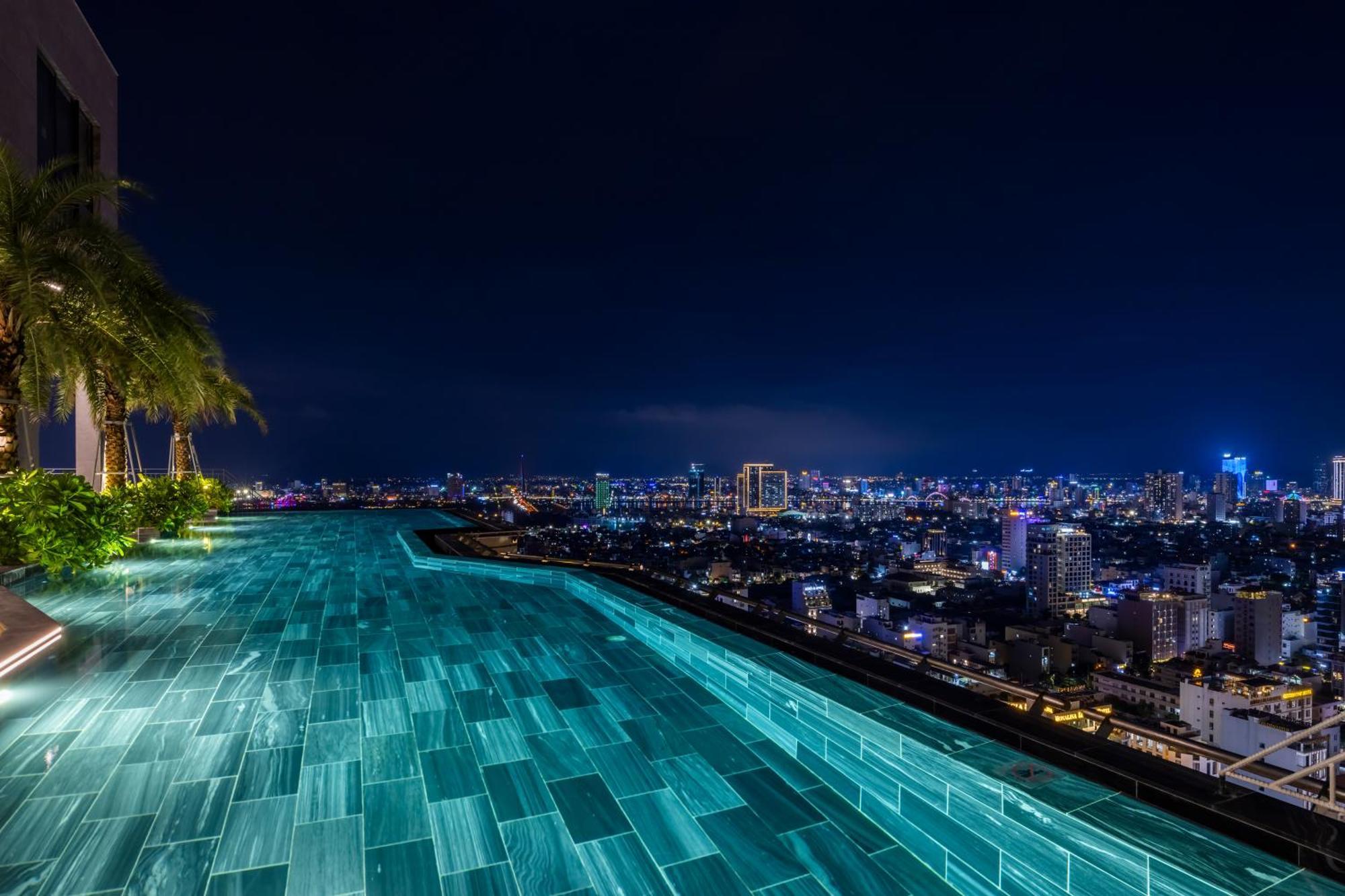M Hotel Danang Екстериор снимка Infinity pool at the 33rd floor of the hotel