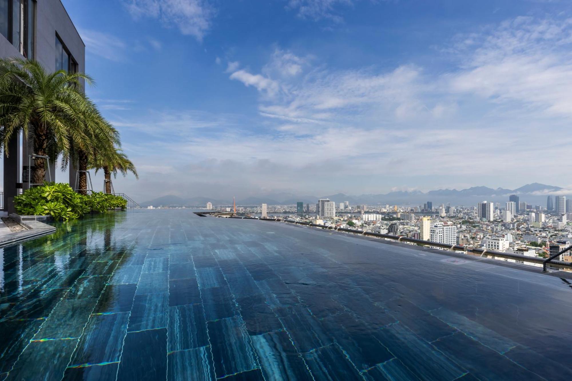M Hotel Danang Екстериор снимка Infinity pool at the top of the building