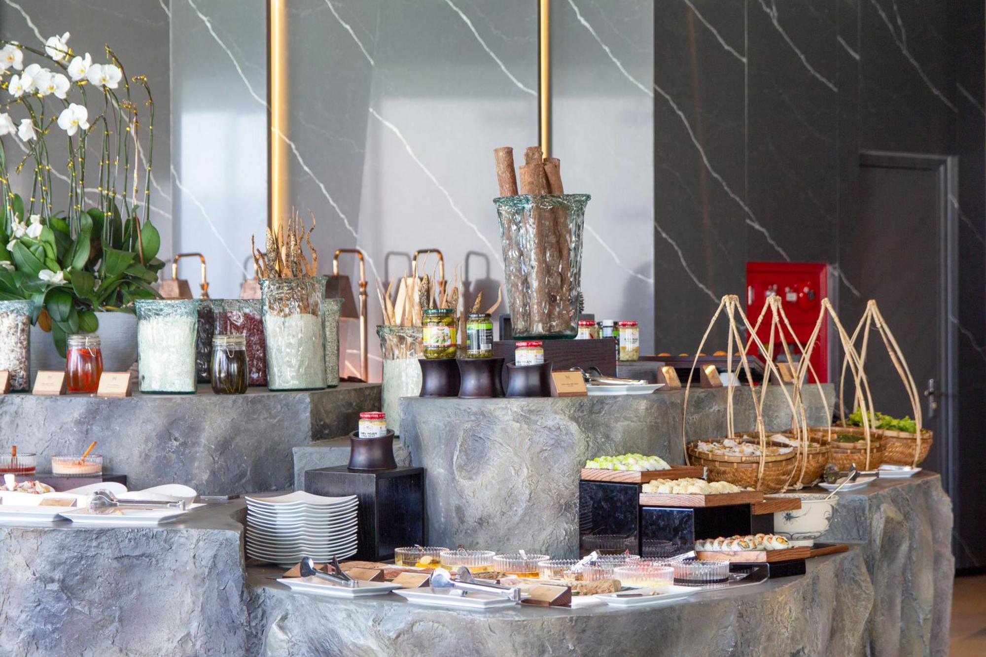 M Hotel Danang Екстериор снимка A buffet at a hotel